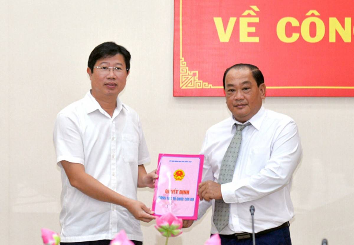 Phó Chủ tịch UBND tỉnh Đồng Tháp Huỳnh Minh Tuấn (trái ảnh) trao Quyết định bổ nhiệm nhiệm vụ mới cho ông Nguyễn Sĩ Hùng- Tổng Biên tập Báo Ấp Bắc và Đài Phát thanh Truyền hình Tiền Giang. Ảnh: Báo Đồng Tháp