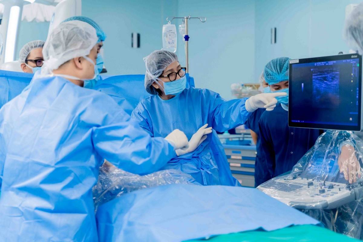 ThS.BS Đinh Thị Hiền Lê cùng ekip thực hiện can thiệp bào thai cho thai phụ, đã cứu sống nhiều thai nhi mắc bệnh lý nặng từ giai đoạn bào thai