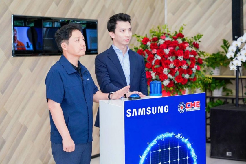  Các đại biểu thực hiện nghi thức đóng điện, chính thức đưa hệ thống điện mặt trời mái nhà vào hoạt động