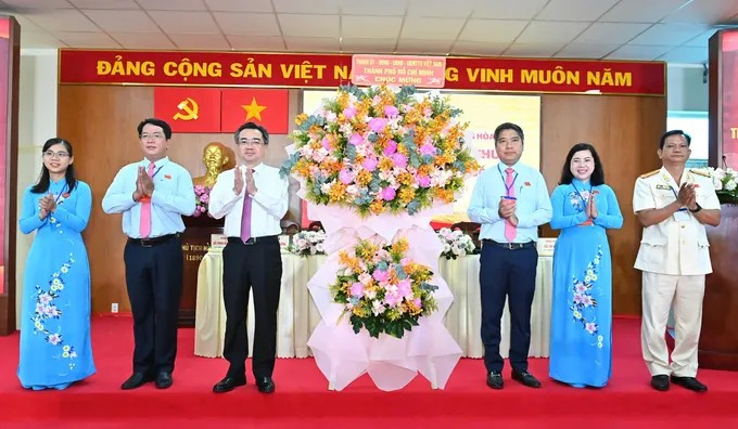 Đồng chí Nguyễn Thanh Nghị tặng lẵng hoa của Thành ủy - HĐND - UBND - Ủy ban MTTQ Việt Nam TPHCM chúc mừng đại hội