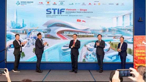 Các đại biểu thực hiện nghi thức công bố ra mắt nền tảng thương mại điện tử song phương Vietnamsgp.arobid.com