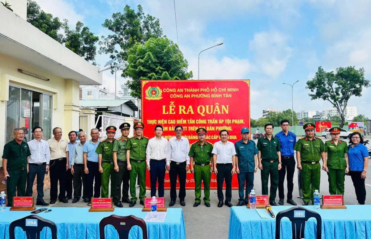 đồng chí Nguyễn Quang Hưng - Phó Bí thư Thường trực Đảng uỷ, đồng chí Nguyễn Văn Sử - Phó Bí thư Đảng uỷ, Chủ tịch Uỷ ban nhân dân phường cùng đại diện các ban, ngành, tổ chức chính trị - xã hội và đông đảo lực lượng vũ trang, dân quân, lực lượng an ninh cơ sở, đoàn viên, hội viên trên địa bàn.