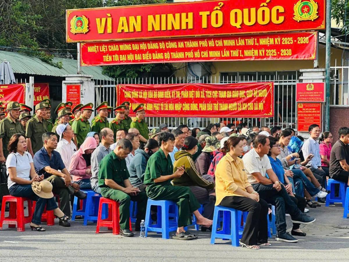 Đông  đảo  bà  conn, nhân  dân  phường  Bình  Tân  hhướng  ứng tham dự buổi Lễ ra quân