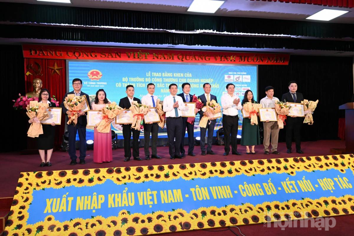 Bộ trưởng Bộ Công Thương đã trao bằng khen cho các doanh nghiệp có thành tích xuất sắc trong hoạt động xuất khẩu năm 2023