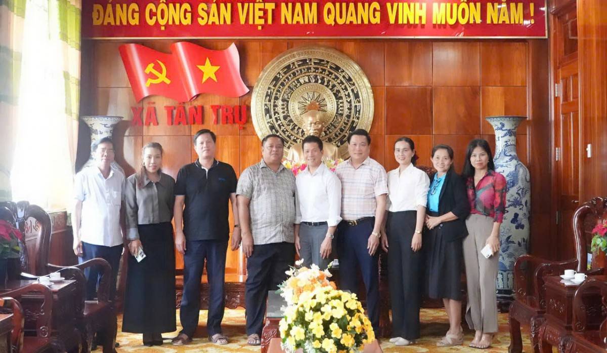 Chu5pa3nh kỷ niệm tại buổi làm việc.