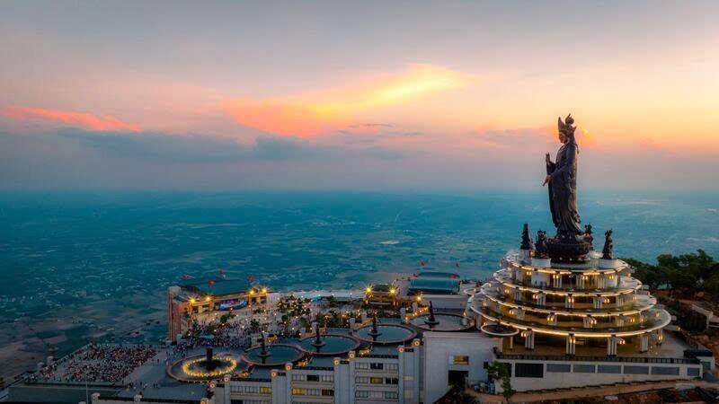 Núi Bà Đen là biểu tượng của mảnh đất Tây Ninh với sự linh thiêng, hùng vĩ.