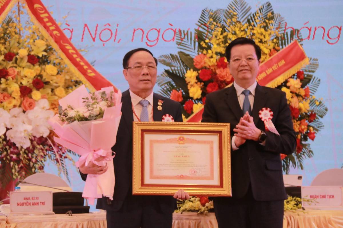 Phó Thủ tướng Mai Văn Chính đã trao Bằng khen của Thủ tướng Chính phủ cho ông Nguyễn Văn Đệ, Chủ tịch Hiệp hội Bệnh viện tư nhân Việt Nam