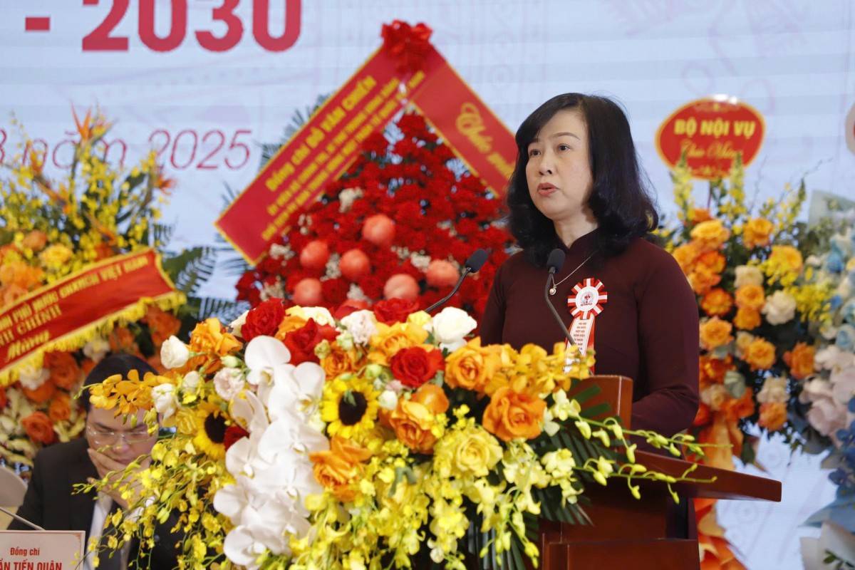 Bộ trưởng Đào Hồng Lan đề nghị Hiệp hội và các hội viên tập trung nâng cao chất lượng dịch vụ y tế, xây dựng thương hiệu uy tín, lấy người bệnh làm trung tâm