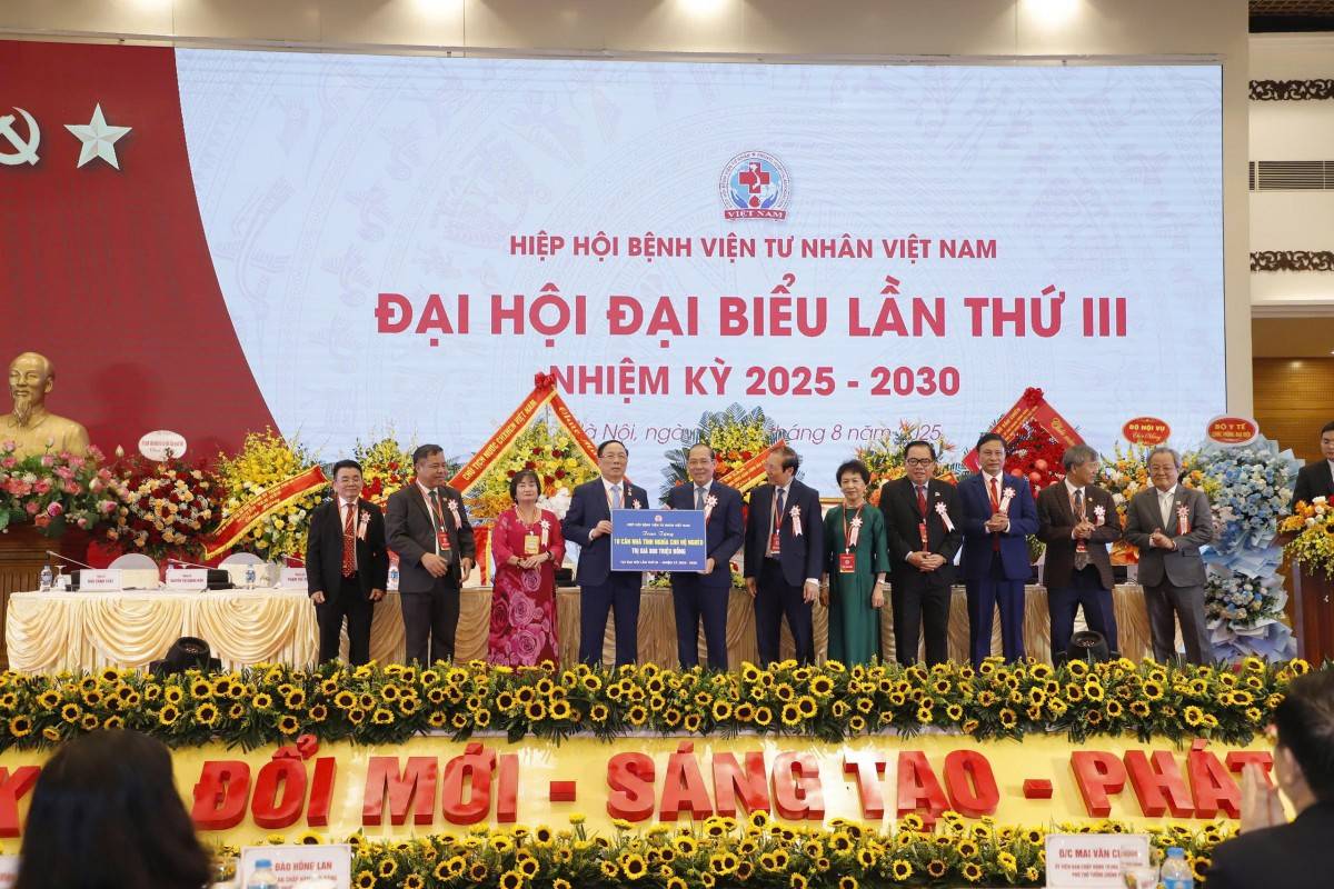 Phó Chủ tịch Ủy ban Trung ương MTTQ Việt Nam Hoàng Công Thủy đã tiếp nhận 10 căn nhà đại đoàn kết cho người nghèo từ Hiệp hội Bệnh viện tư nhân Việt Nam