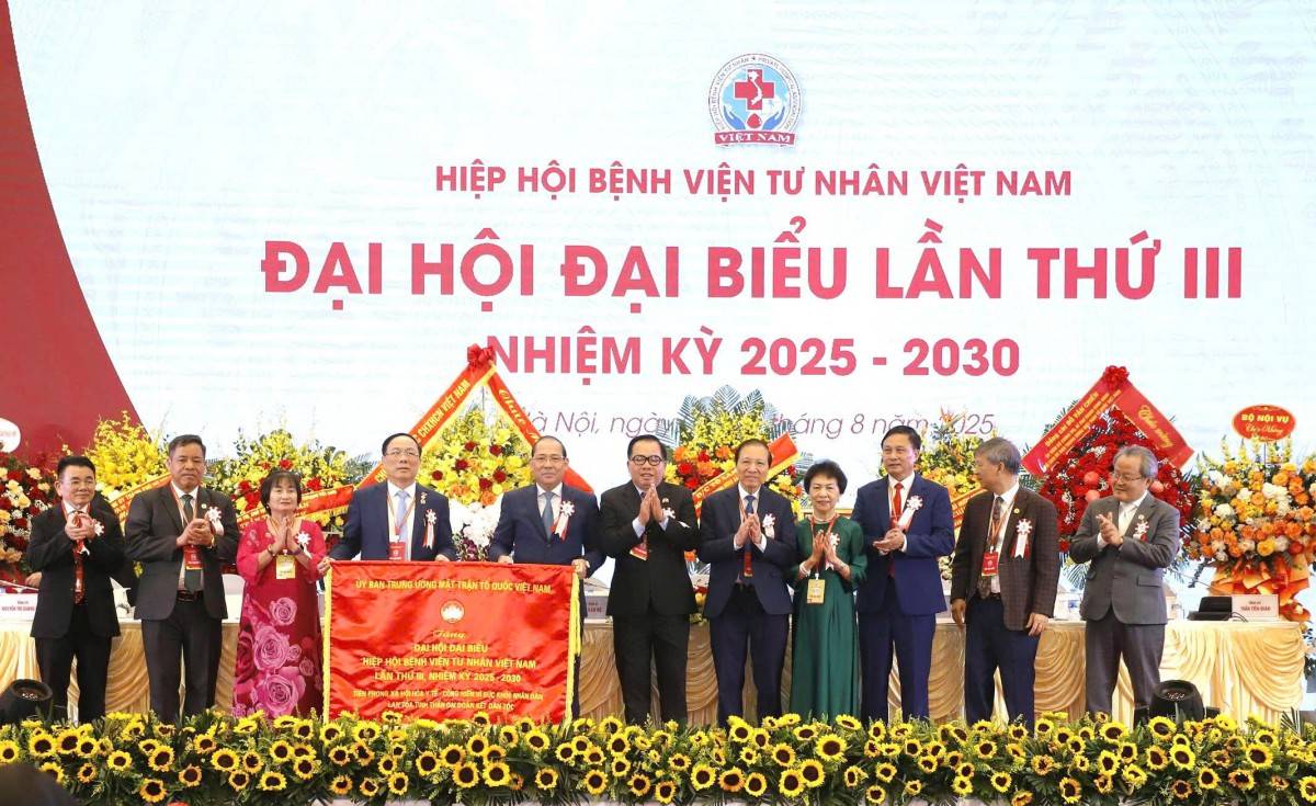 Thay mặt Ban Thường trực Ủy ban Trung ương MTTQ Việt Nam, Phó Chủ tịch Hoàng Công Thủy đã trao tặng Đại hội bức trướng mang dòng chữ “Tiên phong xã hội hóa y tế - Cống hiến vì sức khỏe nhân dân, lan tỏa tinh thần đại đoàn kết dân tộc”.