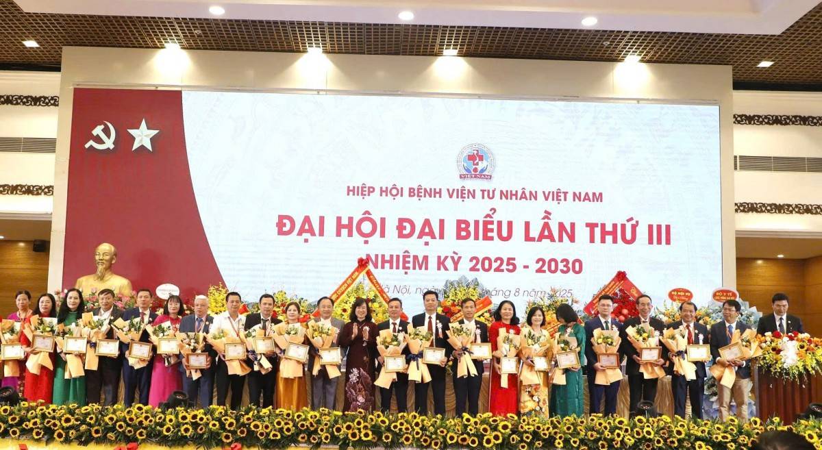 Bộ trưởng Bộ Y tế Đào Hồng Lan trao tặng kỷ niệm chương Vì sức khỏe nhân dân cho 23 cá nhân thuộc Hiệp hội Bệnh viện tư nhân Việt Nam.