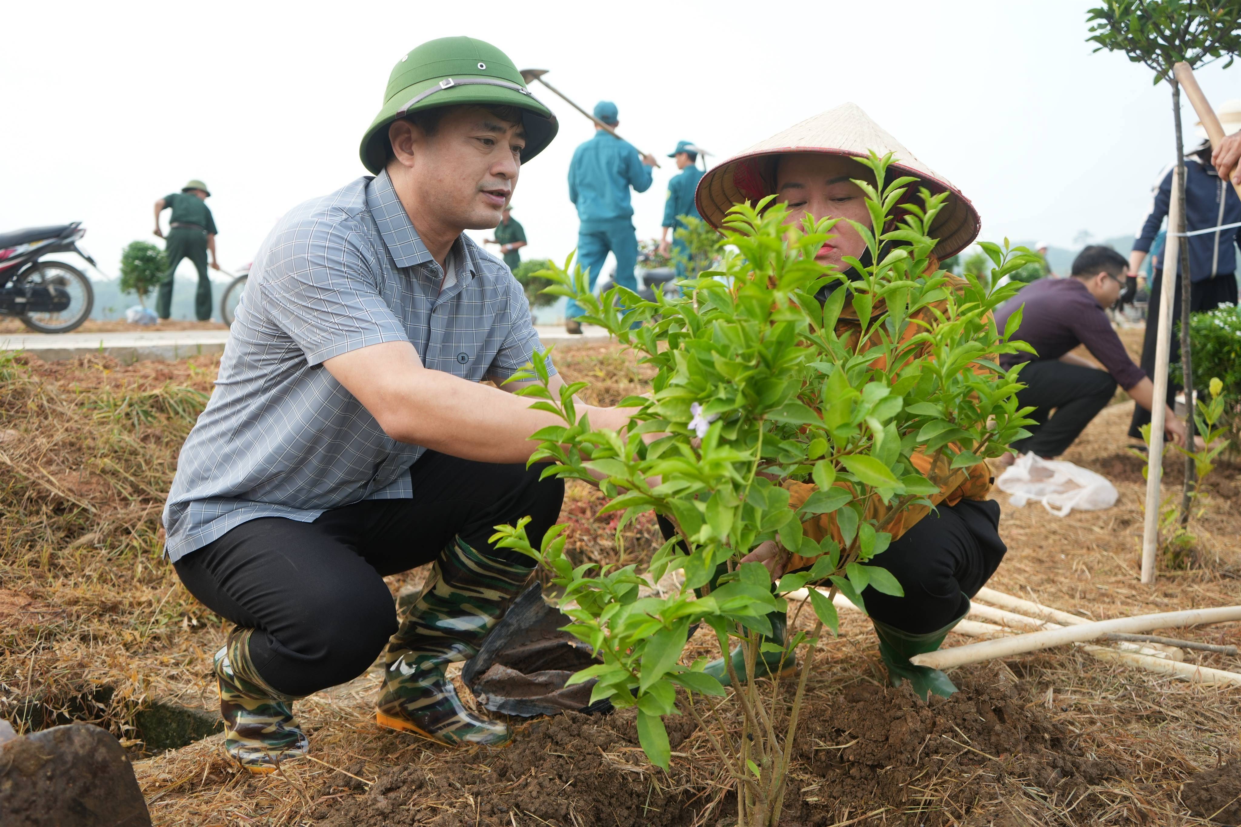 Trấn Yên (Lào Cai): Thắp sáng làng quê bằng hoa và niềm tin trước thềm Đại hội Đảng các cấp