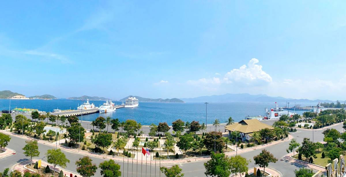 Tàu biển quốc tế Ms Viking Yidun đưa 206 du khách đến Nha Trang