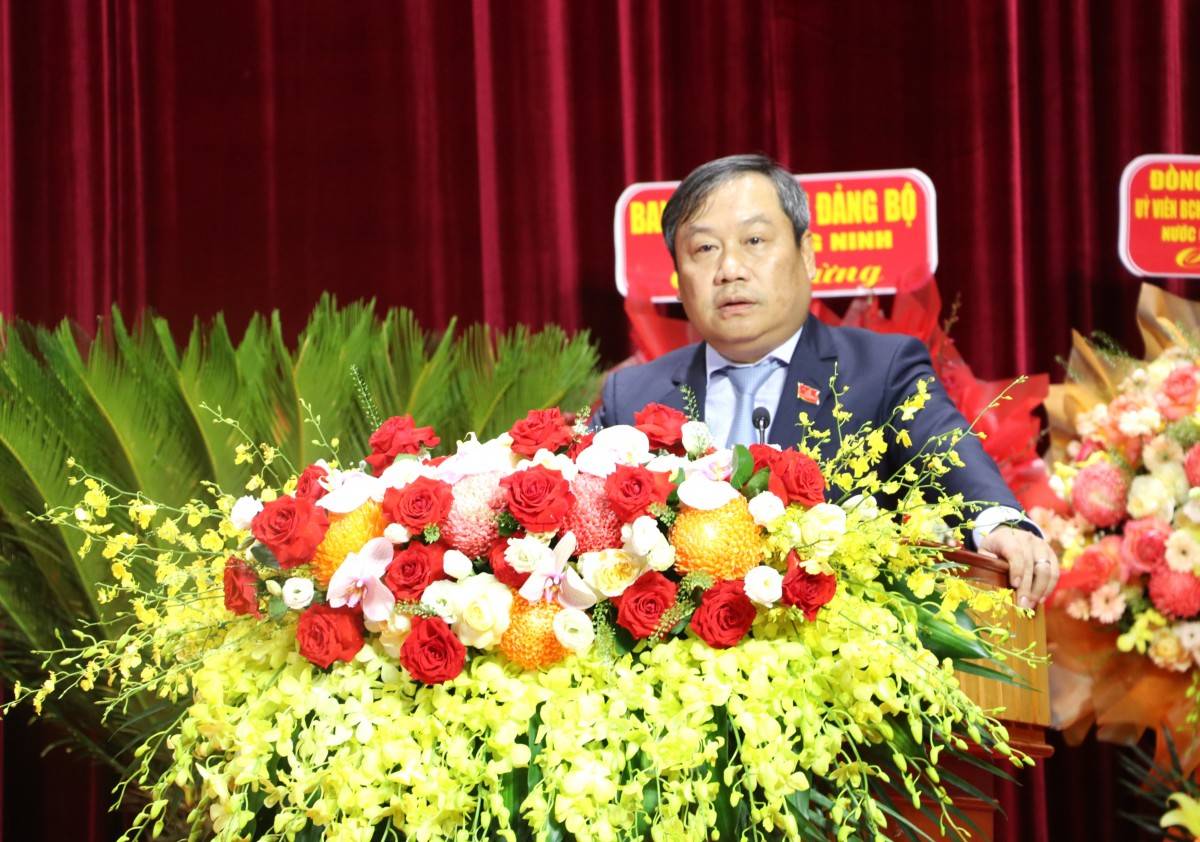 Đồng chí Vũ Đại Thắng, Ủy viên Trung ương Đảng, Bí thư Tỉnh ủy, Trưởng Đoàn ĐBQH tỉnh, phát biểu tại Đại hội.