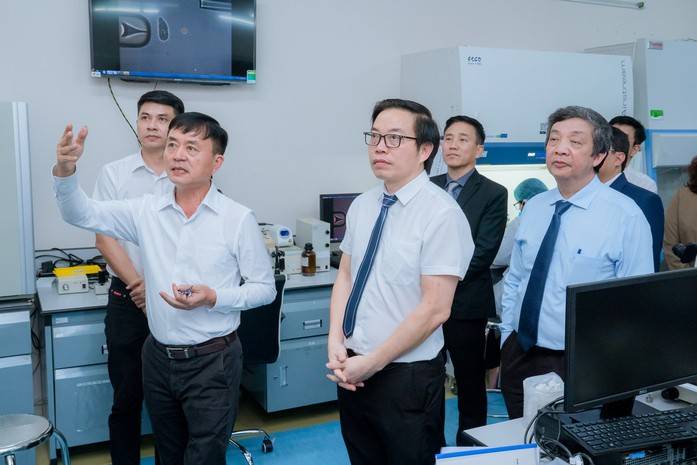 GS.TS.BS Trần Trung Dũng cùng đoàn công tác của Hệ thống y tế Vinmec thăm quan các cơ sở đào tại của ĐHQG-HCM