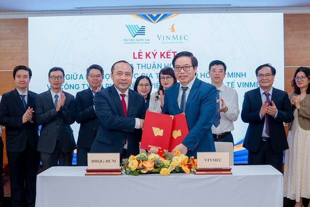 GS.TS.BS Trần Trung Dũng - Tổng giám đốc Hệ thống Y tế Vinmec và PGS.TS Vũ Hải Quân – Giám đốc ĐHQG-HCM đại diện 2 bên ký kết hợp tác