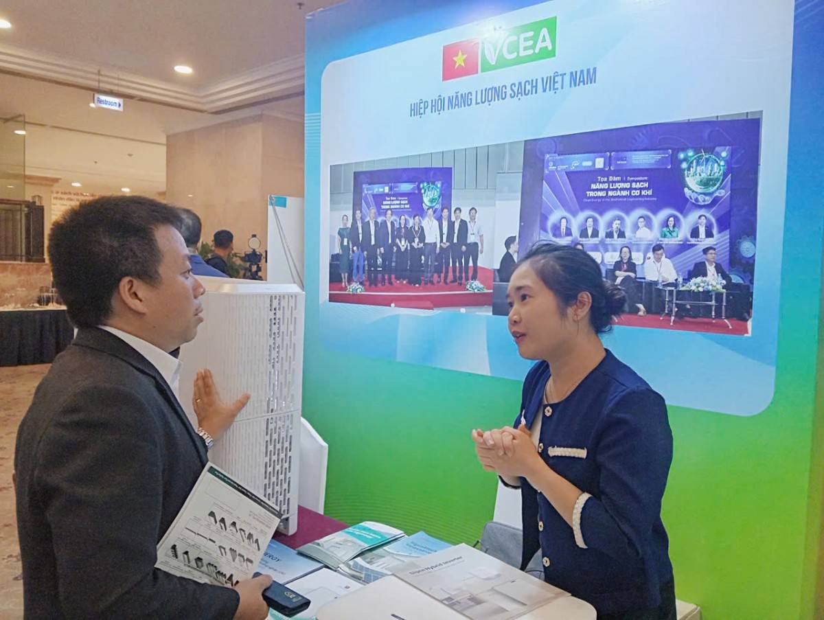 Các doanh nghiệp giao lưu, chia sẻ tại sự kiện.