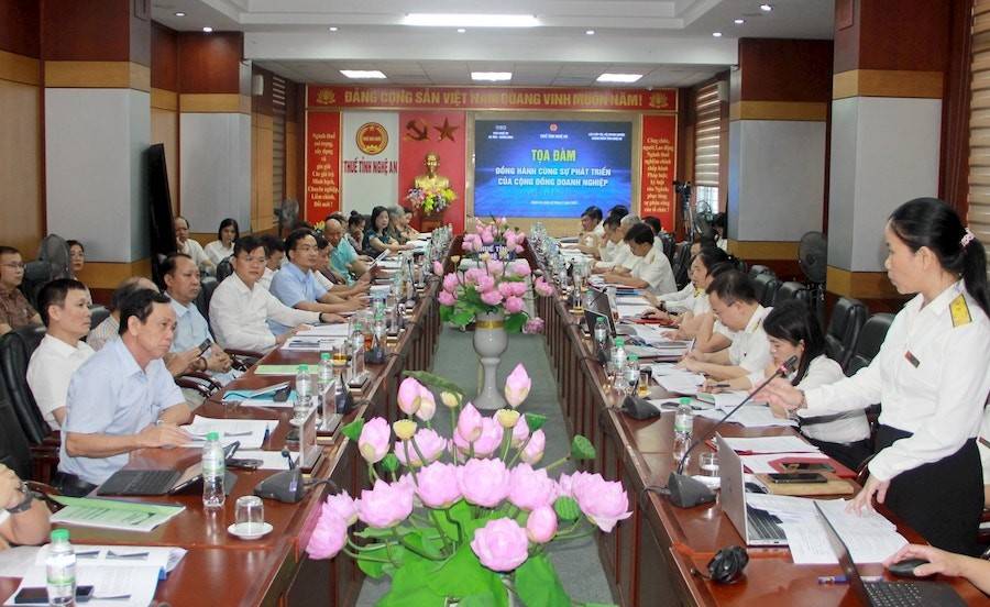 Đại diện các hiệp hội, doanh nghiệp, hộ kinh doanh tham dự buổi toạ đàm