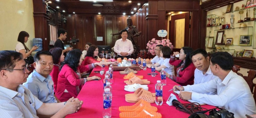 Quang cảnh lễ xuất lô hàng dép nhựa của công ty Việt Thắng sang thị trường Mỹ.