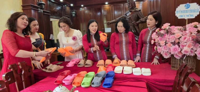 Công ty TNHH Sản xuất - Thương mại - Dịch vụ Việt Thắng xuất lô hàng dép nhựa đầu tiên vào thị trường Mỹ