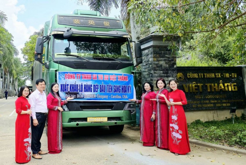 Công ty TNHH Sản xuất - Thương mại - Dịch vụ Việt Thắng xuất lô hàng dép nhựa đầu tiên vào thị trường Mỹ