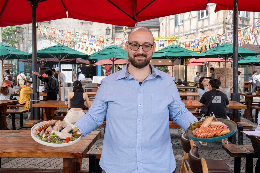 “Sự tỉ mỉ và chú ý đến từng chi tiết của khu du lịch đã tạo nên sức hấp dẫn đặc biệt cho xúc xích Bà Nà” - Chuyên gia ẩm thực Gregor J. Brennecke chia sẻ.