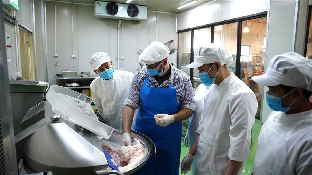 Chuyên gia ẩm thực Gregor J. Brennecke hướng dẫn và đào tạo cho cán bộ nhân viên Sun World Ba Na tại xưởng xúc xích.