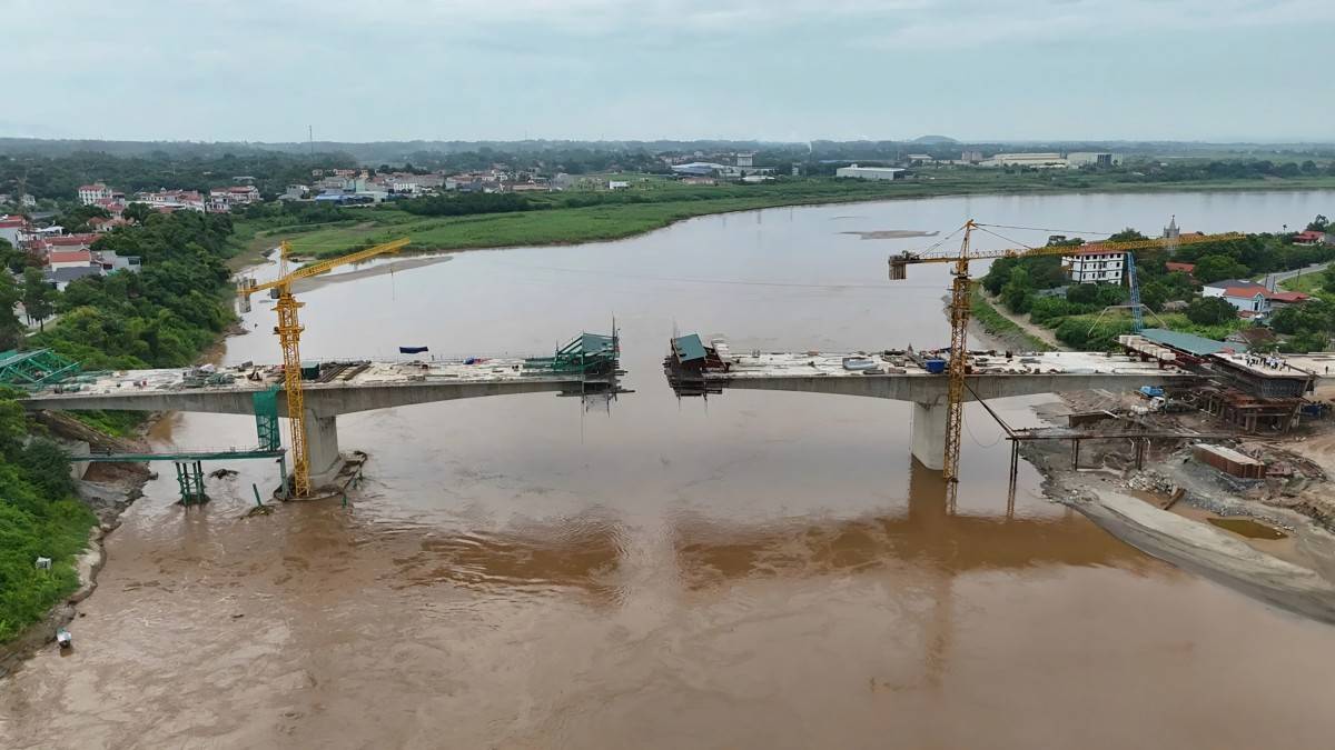 Cầu Phong Châu mới cán mốc 75%, quyết tâm hợp long dịp 2/9