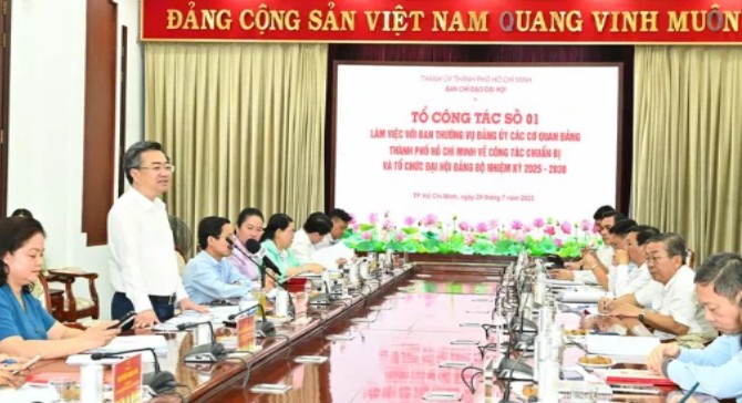 Thành ủy TP. Hồ Chí Minh yêu cầu không tổ chức văn nghệ, nhận hoa chúc mừng đại hội Đảng các cấp