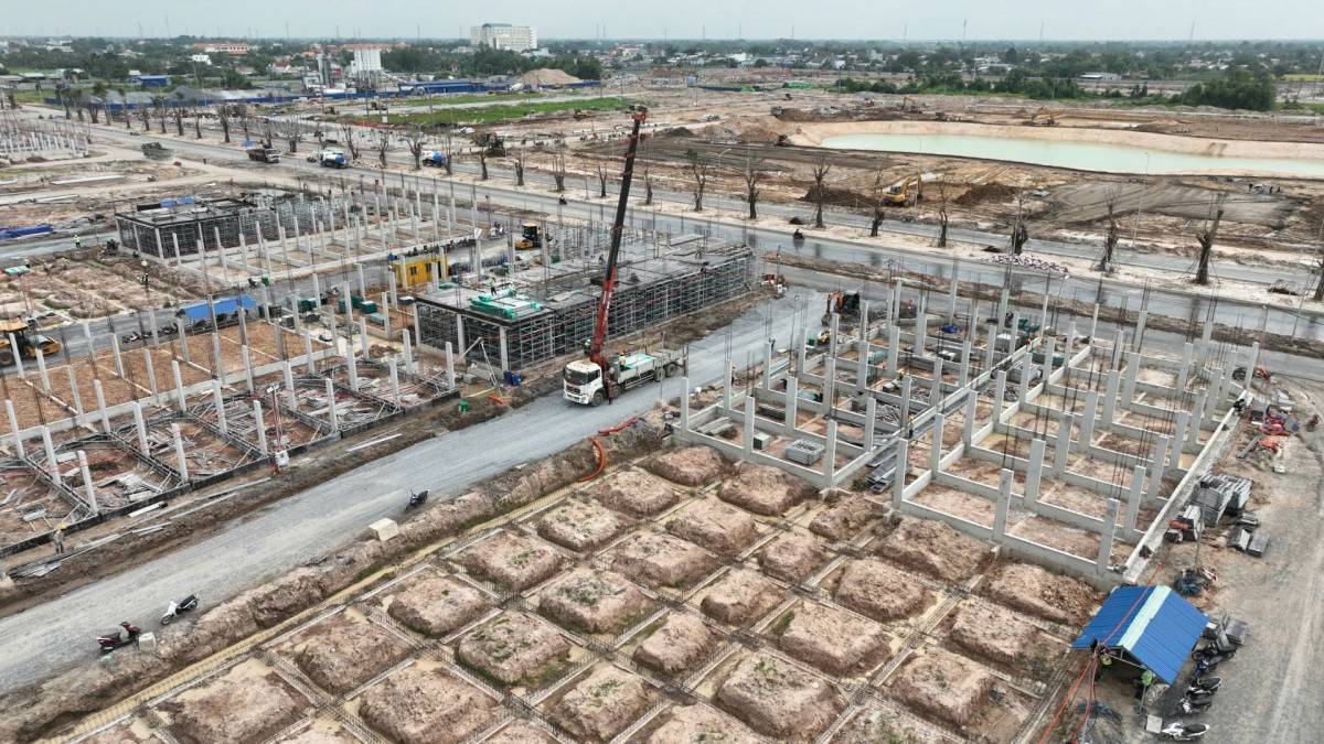 Trên công trường thi công dự án Vinhomes Green City, nhiều hạng mục trong giai đoạn 1 đã hoàn thiện