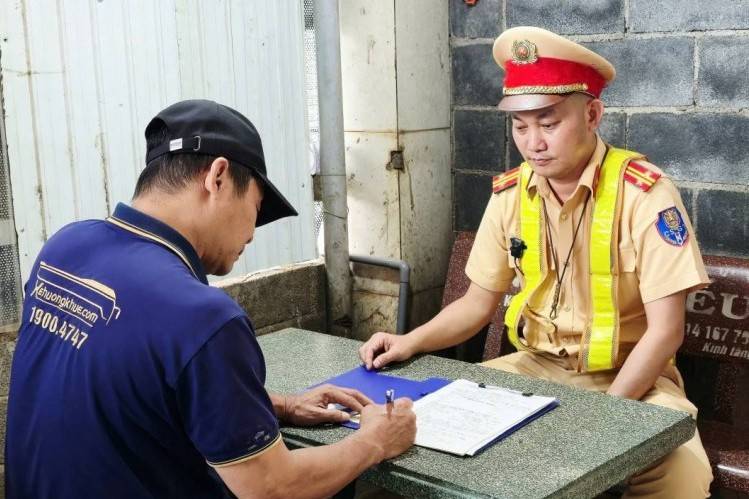 Xử phạt người điều khiển ô tô vượt xe khác sai quy định