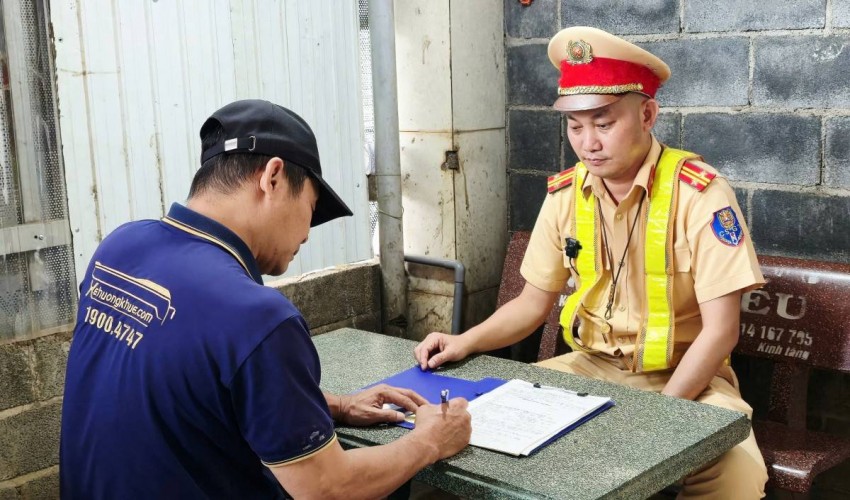 Trung tá Nguyễn Thái Dũng, Phó Đội trưởng Đội CSGT đường bộ số 2 - Phòng CSGT - Công an tỉnh Đắk Lắk lập biên bản vi phạm hành chính đối với lái xe Mai Trần Đình Khoa.