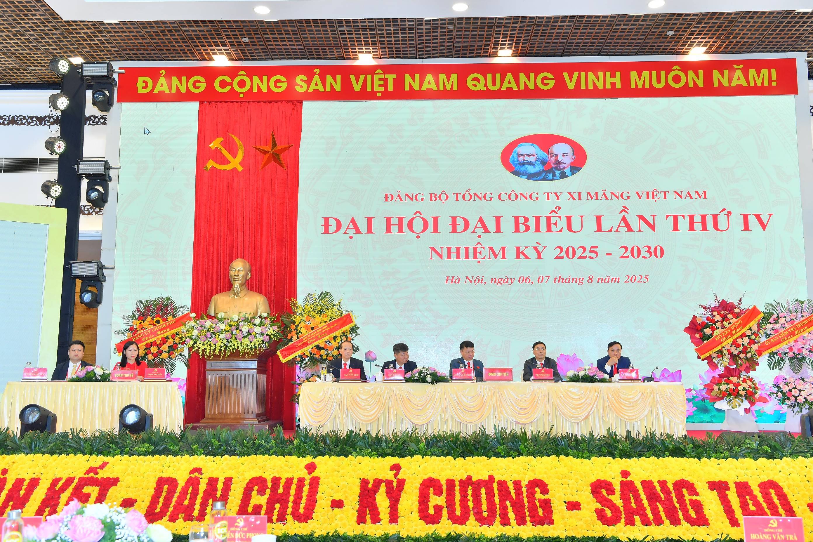 Đoàn Chủ tịch điều hành Đại hội (Ảnh: Đan Trần)