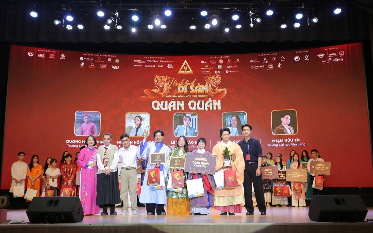 Chạm vào di sản bằng trái tim tuổi trẻ