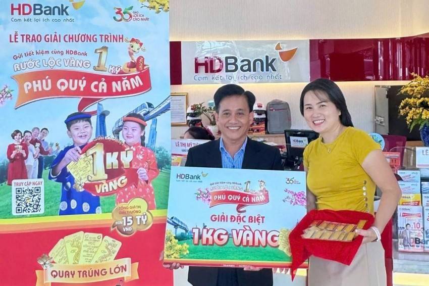 HDBank trao thưởng 1 ký vàng SJC cho nữ khách hàng tại TP.HCM