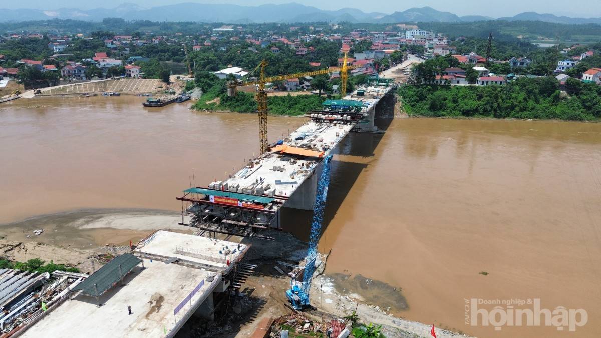 Cầu Phong Châu mới: Nối lại nhịp sống đôi bờ trước ngày hợp long