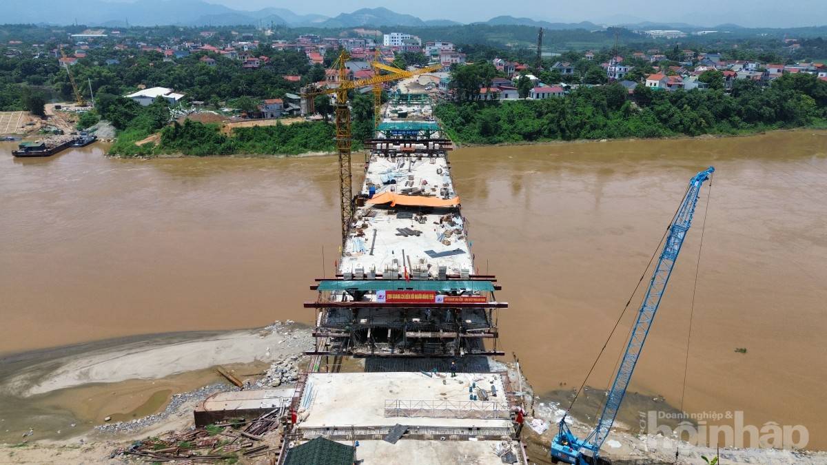 Cầu Phong Châu mới: Nối lại nhịp sống đôi bờ trước ngày hợp long