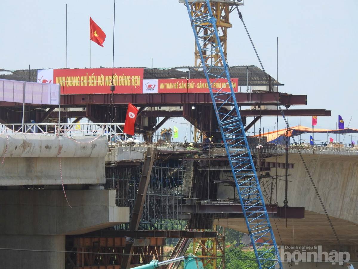 Cầu Phong Châu mới: Nối lại nhịp sống đôi bờ trước ngày hợp long