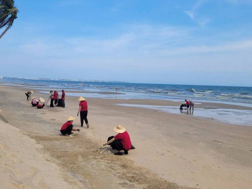 Phường Mũi Né (Lâm Đồng) ra quân thu gom rác biển
