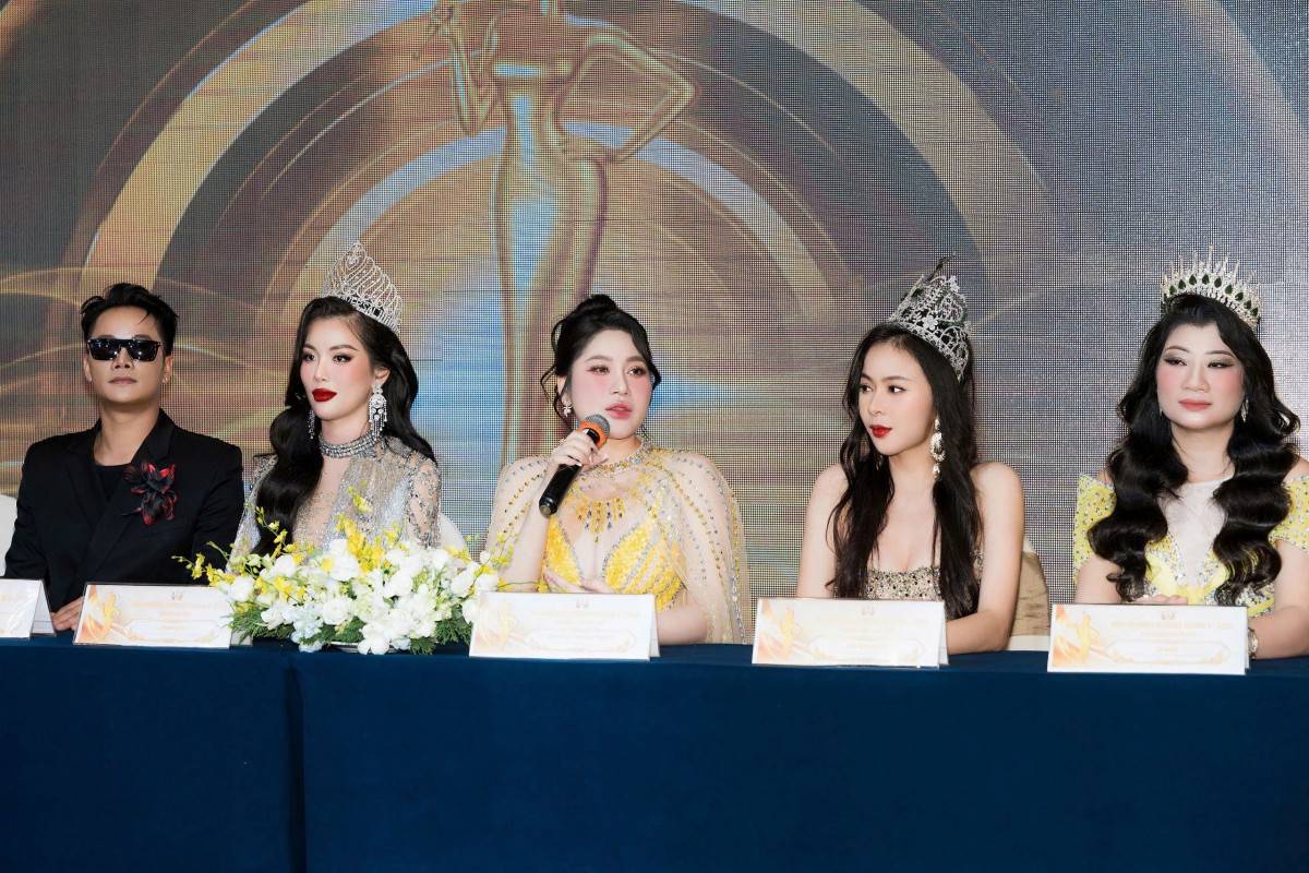 Ban tổ chức Cuộc thi trả lời tại buổi họp báo.