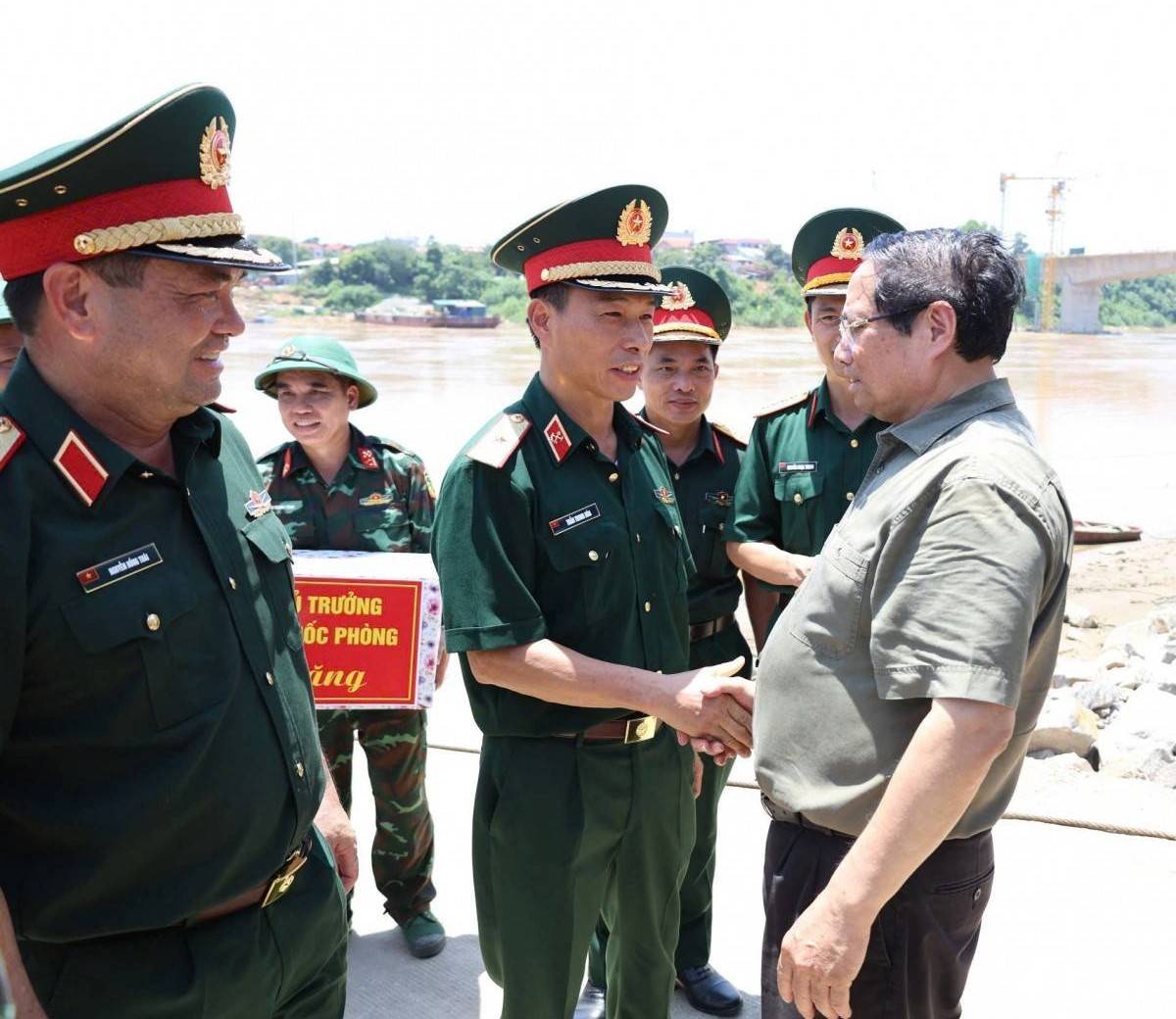 Thủ tướng động viên Lữ đoàn 249 giữ “mạch nối” giao thông cầu Phong Châu