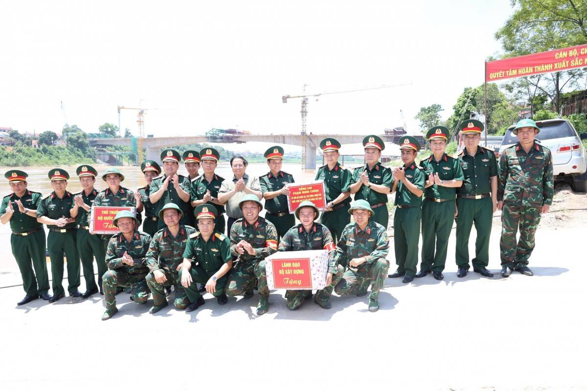 Thủ tướng động viên Lữ đoàn 249 giữ “mạch nối” giao thông cầu Phong Châu