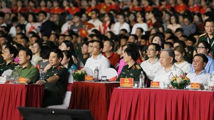 Tổng Bí thư Tô Lâm dự chương trình “Dưới cờ vinh quang”