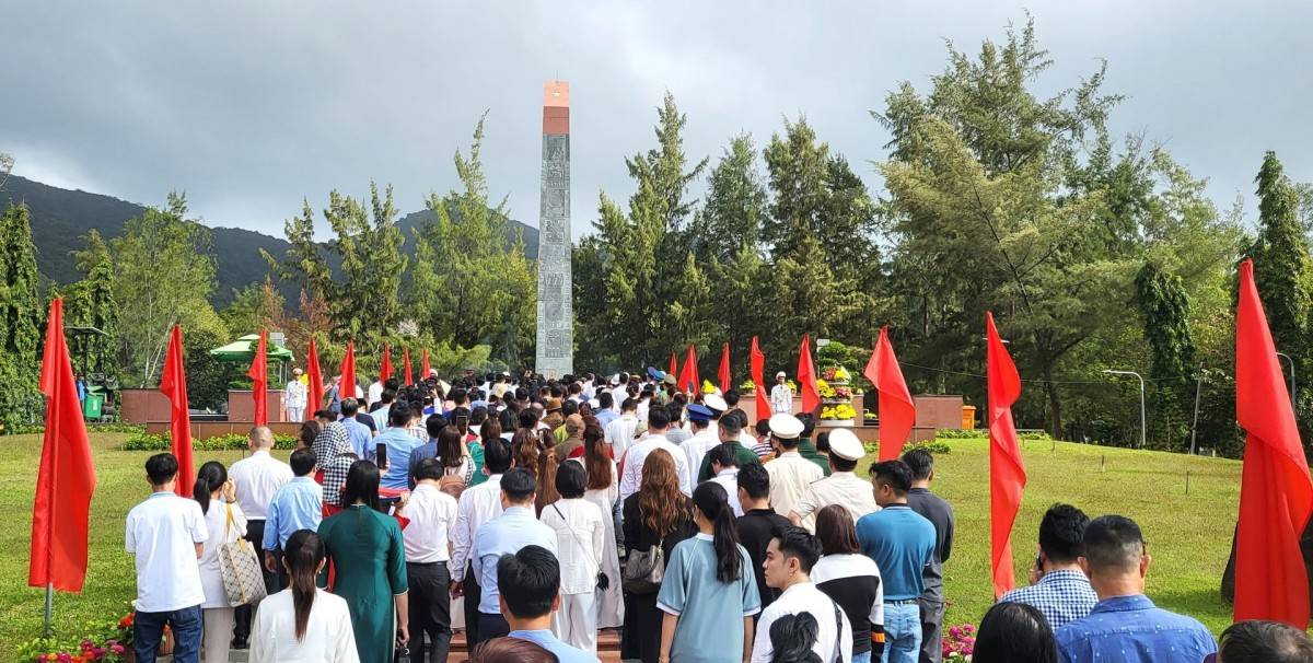 Mỗi năm, hàng ngàn du khách về với Côn Đảo để tỏ lòng thành kính và tri ân các anh hùng liệt sĩ