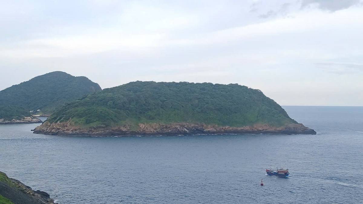 Vẻ đẹp nguyên sơ với cảnh quan bãi biển trong xanh trải dài