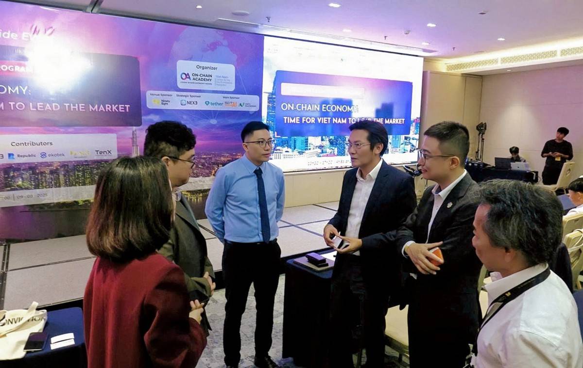 Các chuyên gia trao đổi tại sự kiện.