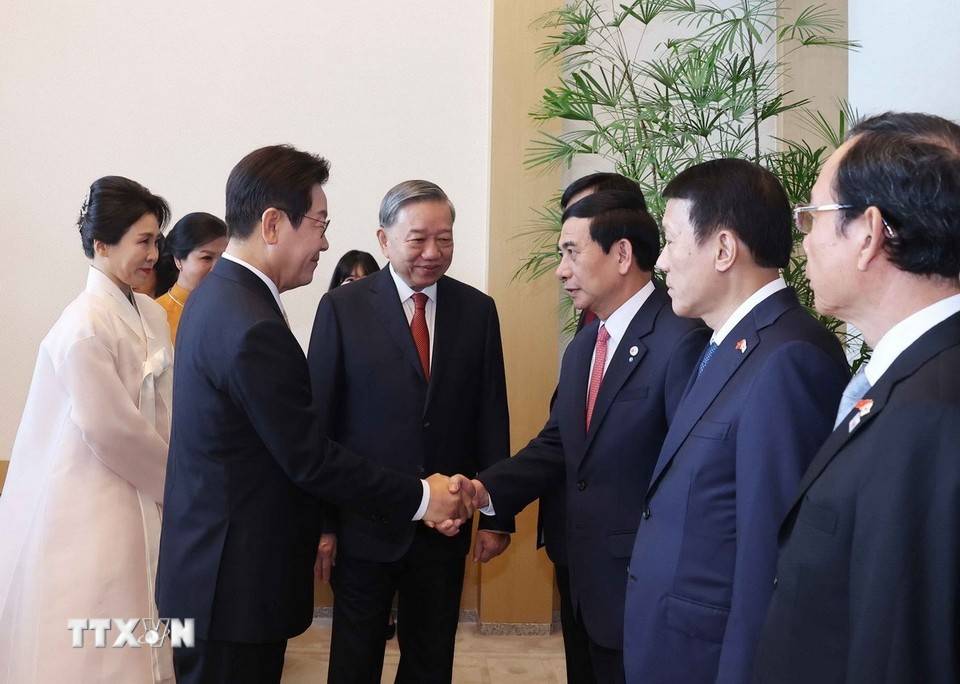 Tổng Bí thư Tô Lâm giới thiệu với Tổng thống Hàn Quốc Lee Jae Myung về các thành viên đoàn chính thức của Việt Nam - Ảnh: TTXVN