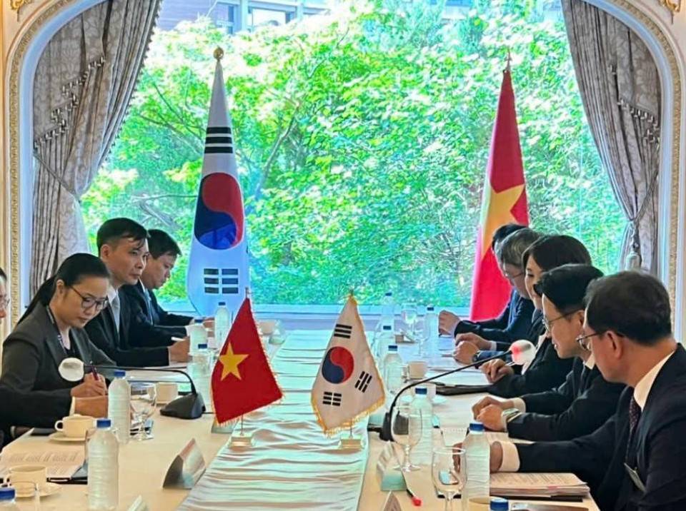 Bộ trưởng Tài chính Việt Nam làm việc với Bộ trưởng Công Thương và Năng lượng Hàn Quốc