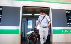 Hanoi Metro chưa cấm mang xe đạp pin Lithium lên tàu