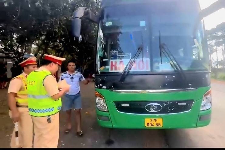 Xử phạt hơn 230 triệu đồng đối với một trường hợp  xe chở khách vi phạm nhiều hành vi